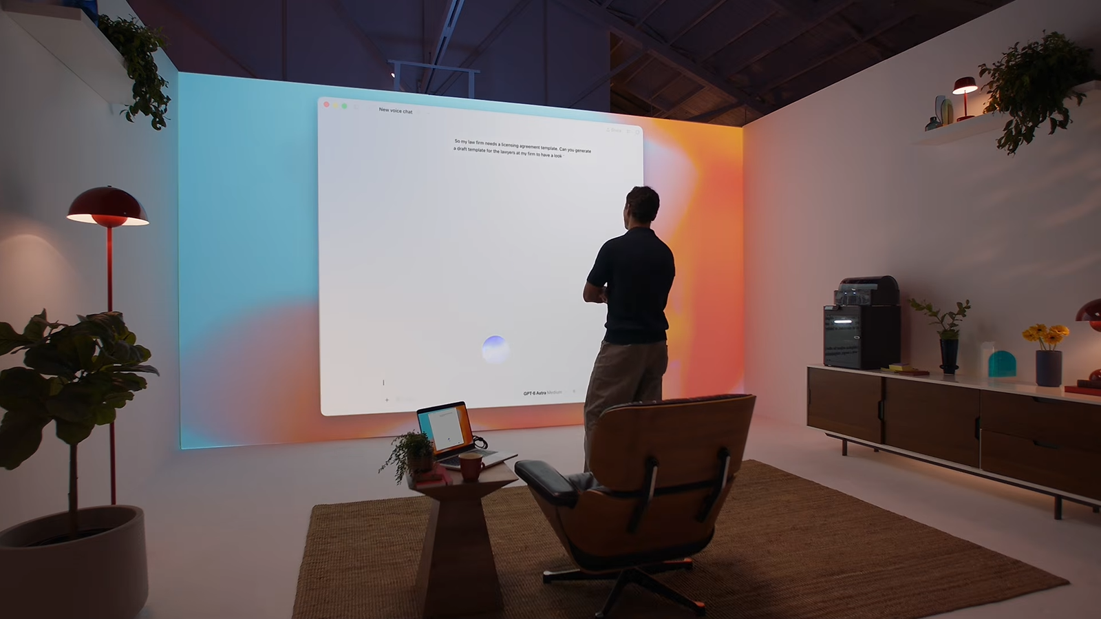 Een persoon werkt in een ruimte voor een groot geprojecteerd digitaal scherm.
