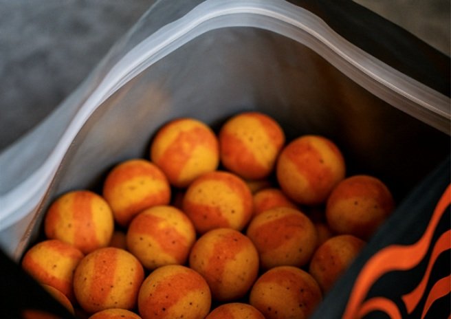 Duo-colour boilies in een geopende verpakking.