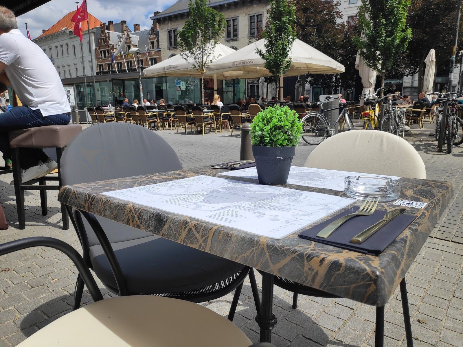 Terras van Il Boccone met menukaart en QR-sticker op de tafel.