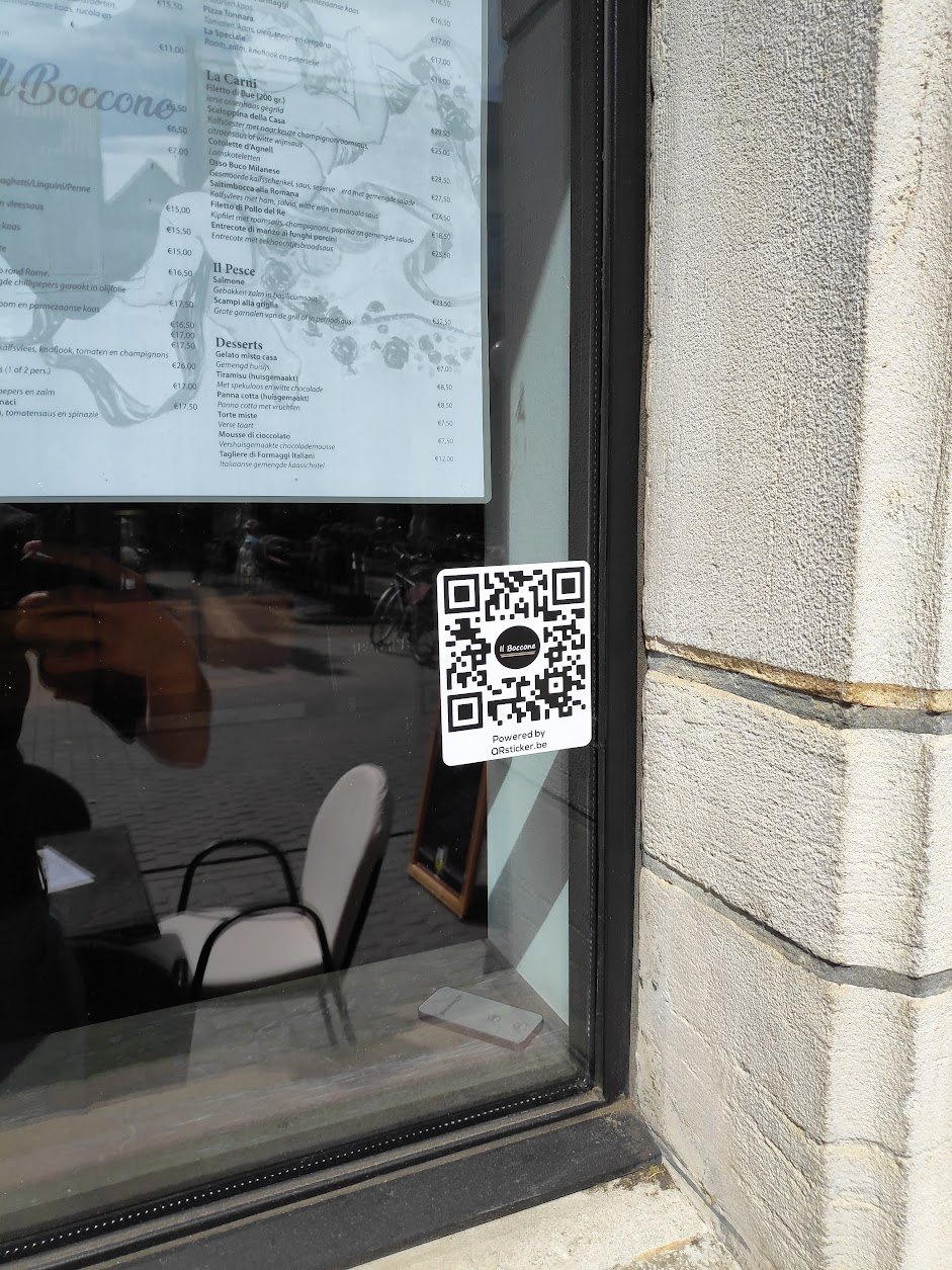 Il Boccone QR-sticker aangebracht op het raam naast de fysieke menukaart.