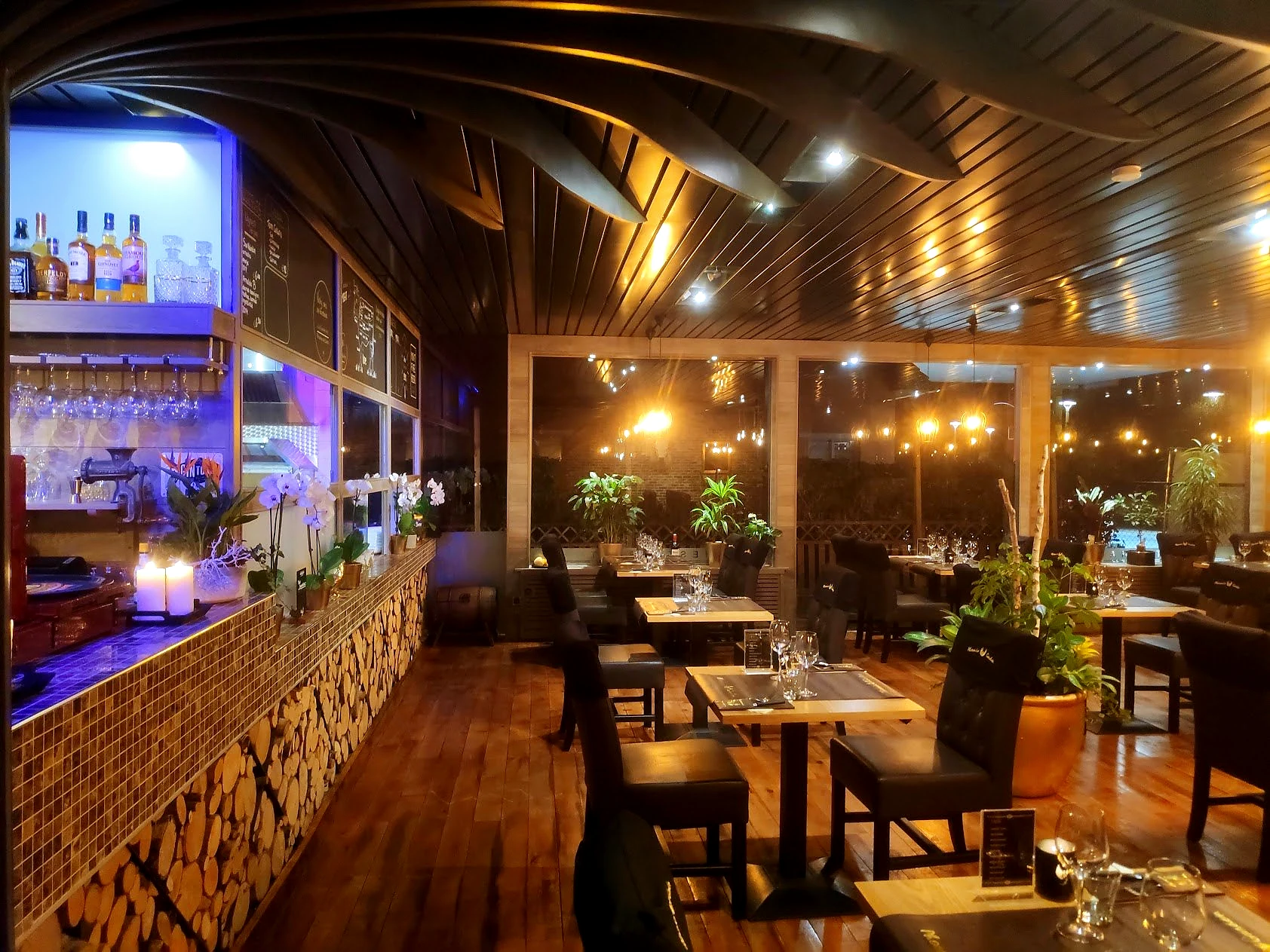 Warm restaurantinterieur van Phoenix Garden.