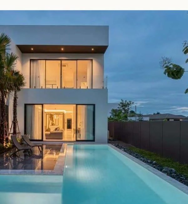 DOMORAprésentation de la propriété à Chiang Mai avec villa moderne et piscine.