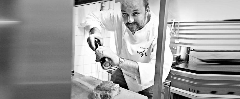 Zwart-witbeeld van een chef in de keuken van Restaurant Mich.