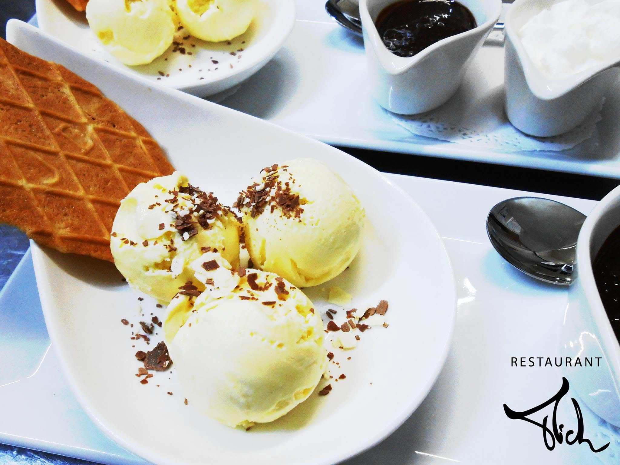 Dessertpresentatie met roomijs, wafel en garnituren, afgewerkt met het Restaurant Mich-logo.