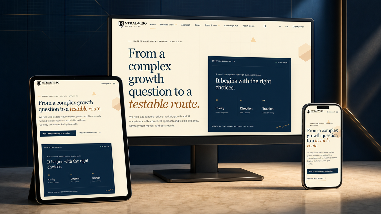 Stradviso website ruimtelijk gepresenteerd op desktop, tablet en mobiel.