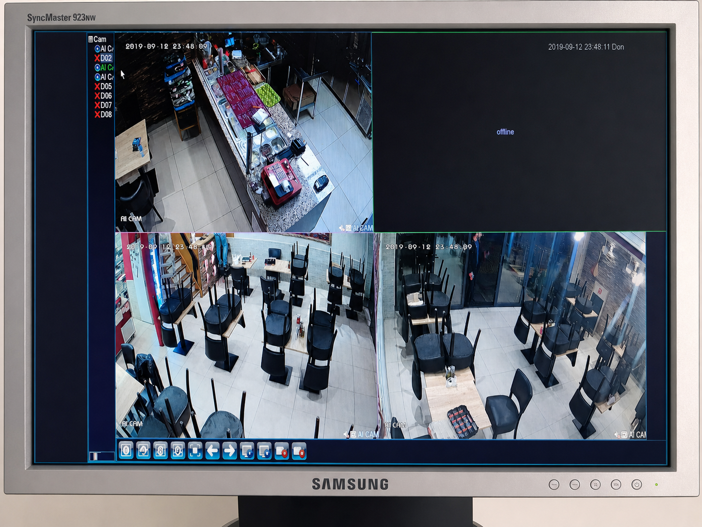 Camerabeeld met meerdere overzichtsbeelden van de restaurantvloer, ingang en toonbank.