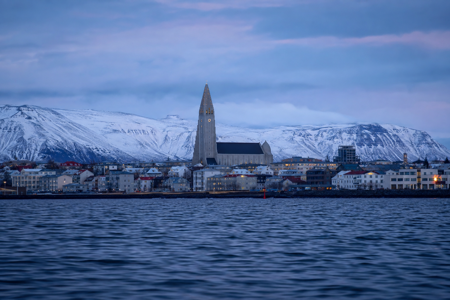 Hallgrímskirkja boven Reykjavík