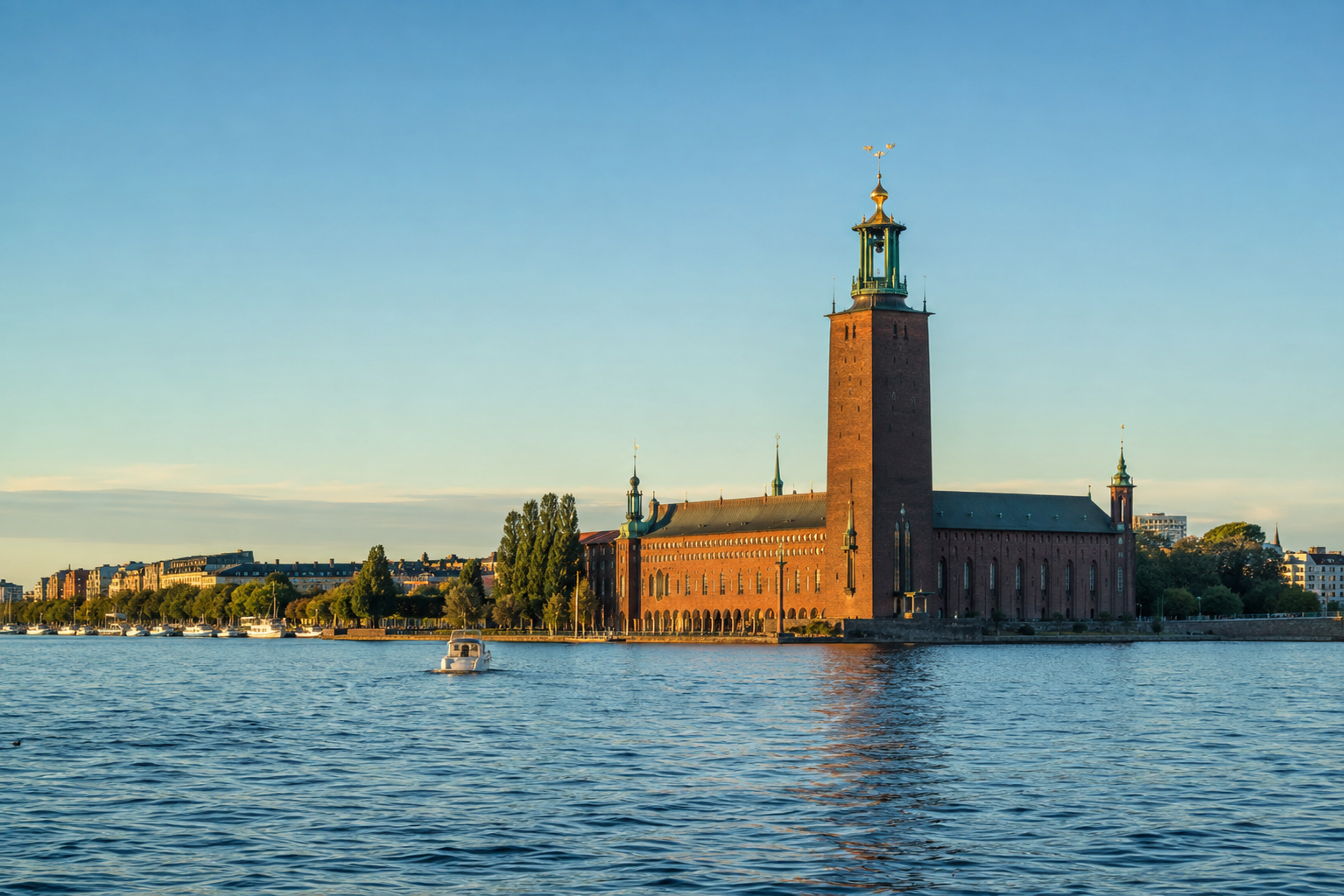 Stadhuis en waterfront van Stockholm