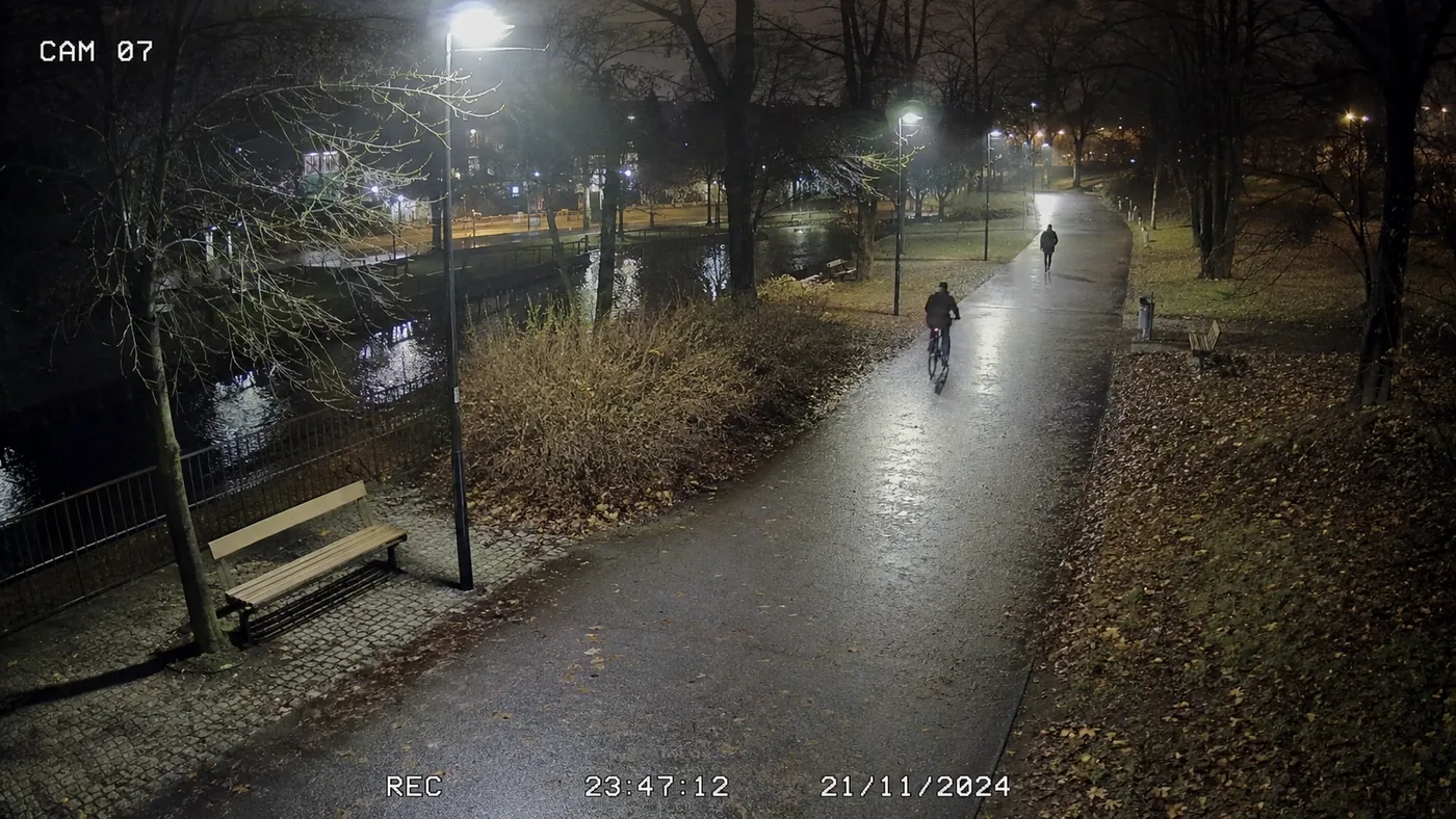 Parkpad met fietser en voetganger
