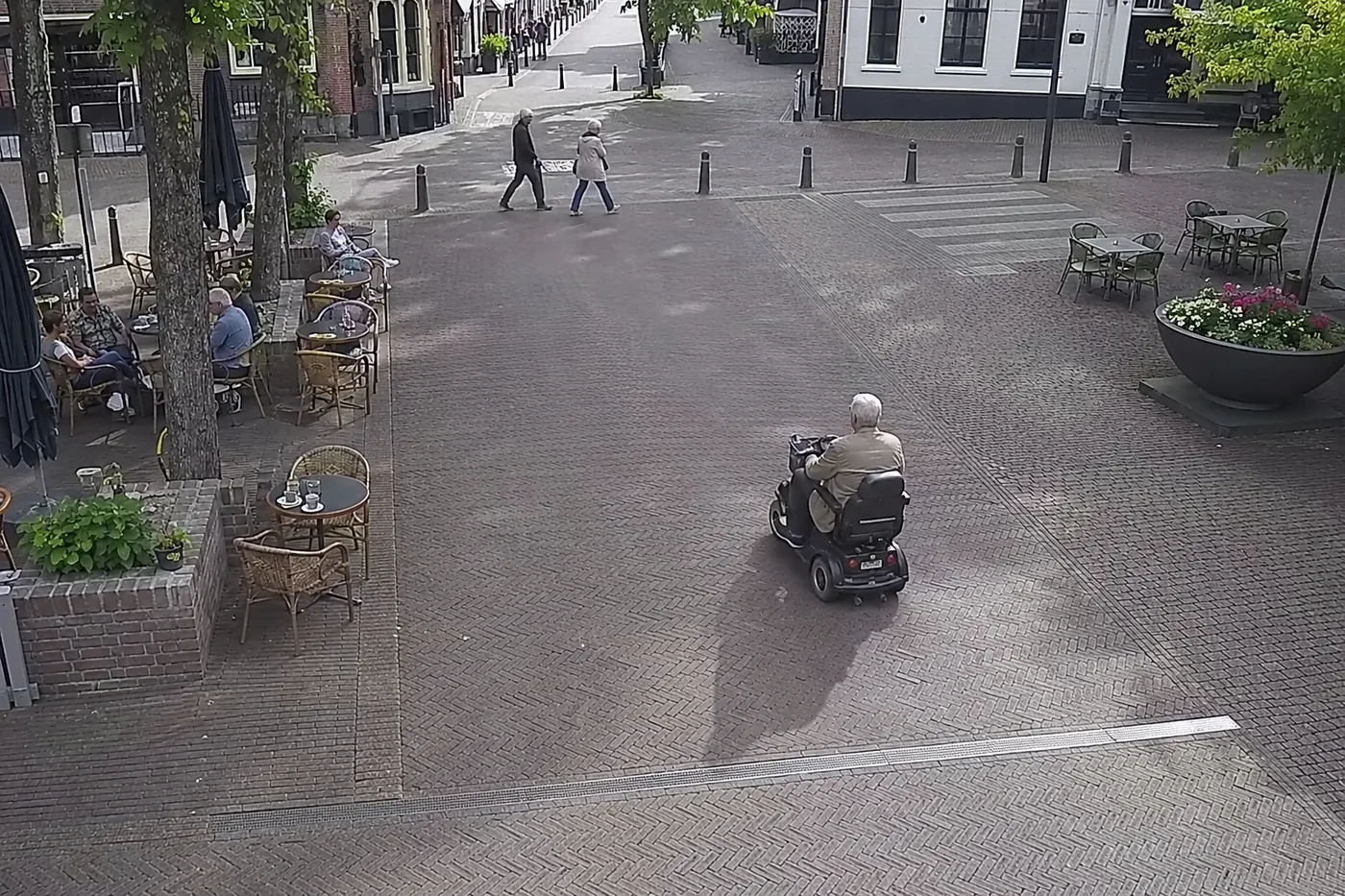 Synthetische pleinscène met een scootmobiel en voetgangers