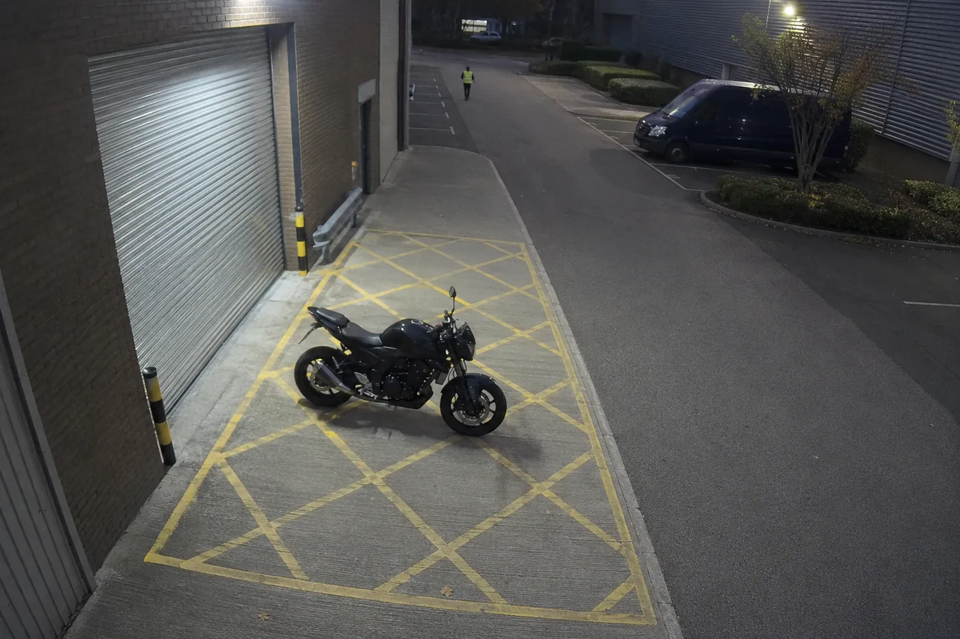 Synthetische bedrijfsscène met een motorfiets, bestelbus en medewerker